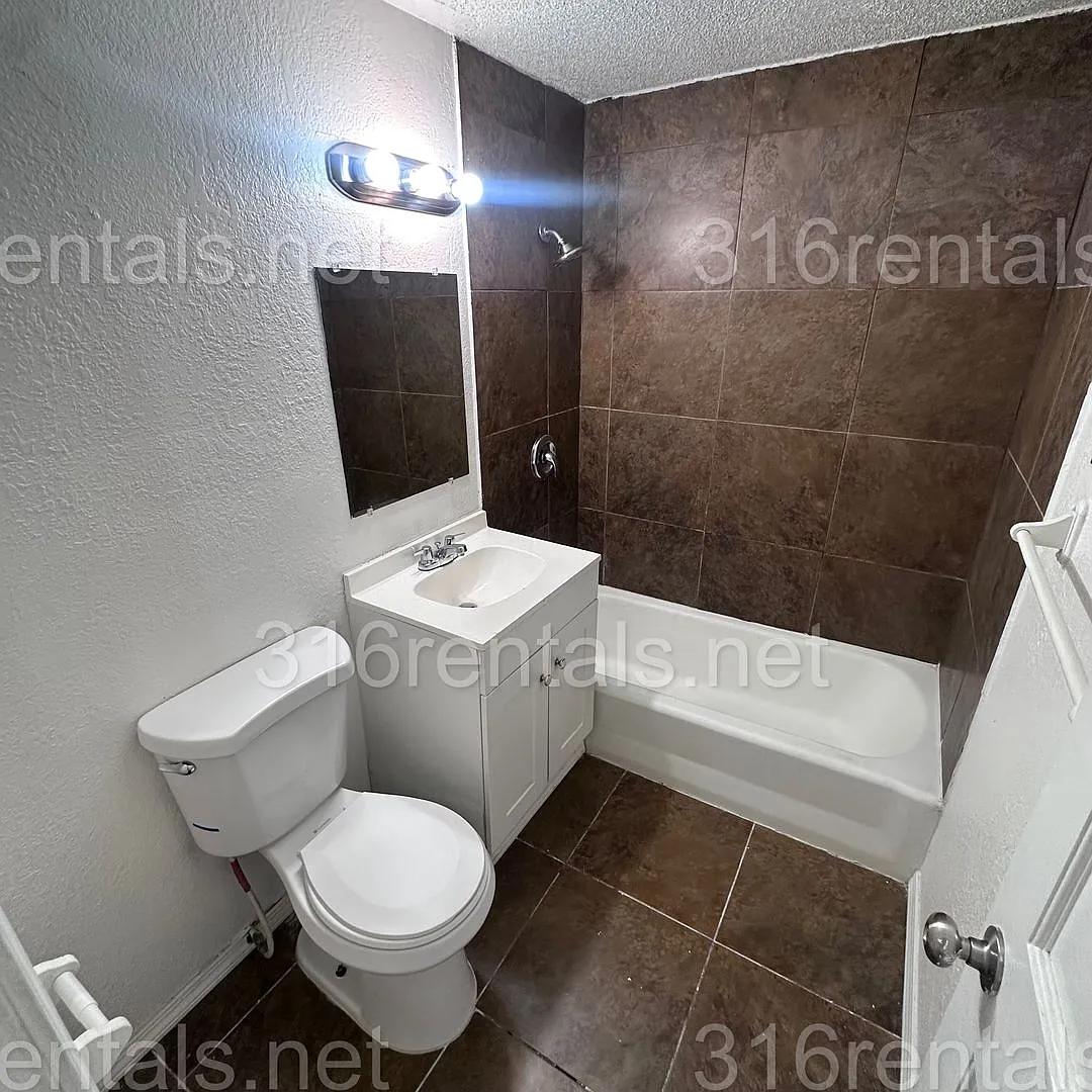 $875 - 2 bed 1 bath - Single Family Home — Photo 4