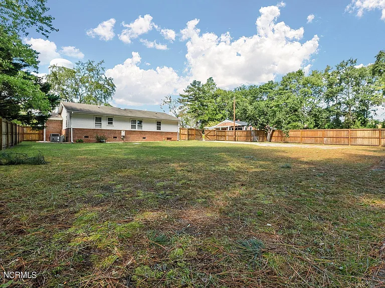 1708 N Poplar St — Photo 24