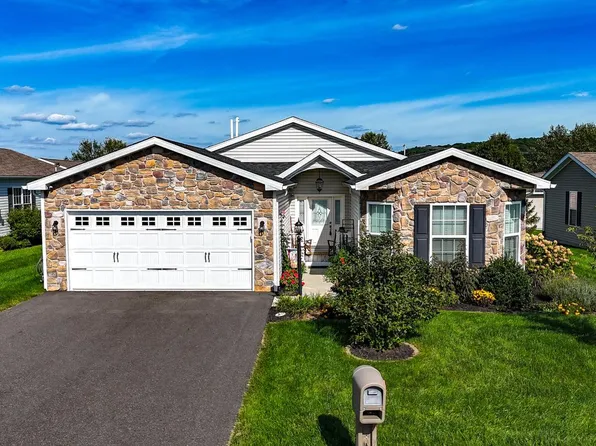 45 Cormorant Dr, Bechtelsville, PA 19505