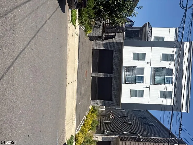 325 Doyle St — Photo 1