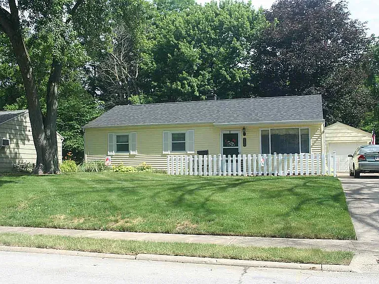 3 bed, 1.5 bath, 960 sqft, $1,600 — Photo 1