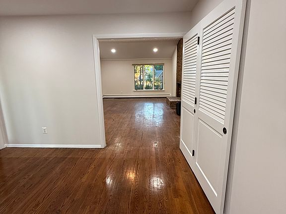 5th image of 11627 Pine Tree Dr