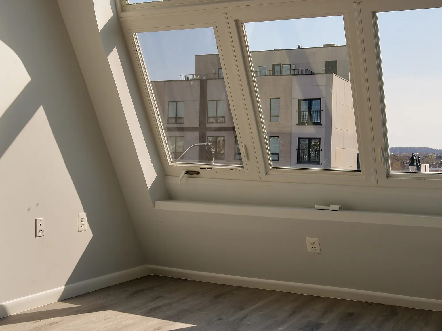 1 bed, 900 sqft, $2,500 — Photo 3
