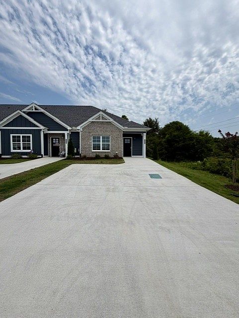 1st image of 304 NE Bellingham Dr