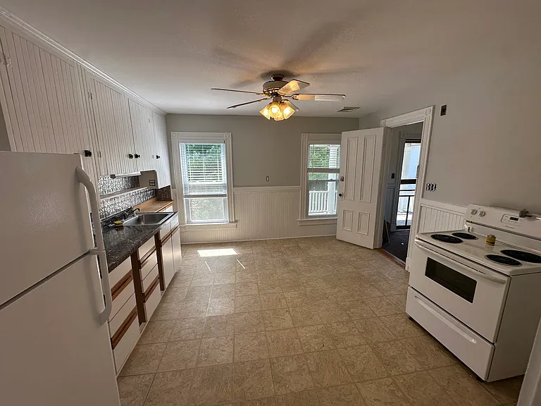 384 Hanover St #D — Photo 5