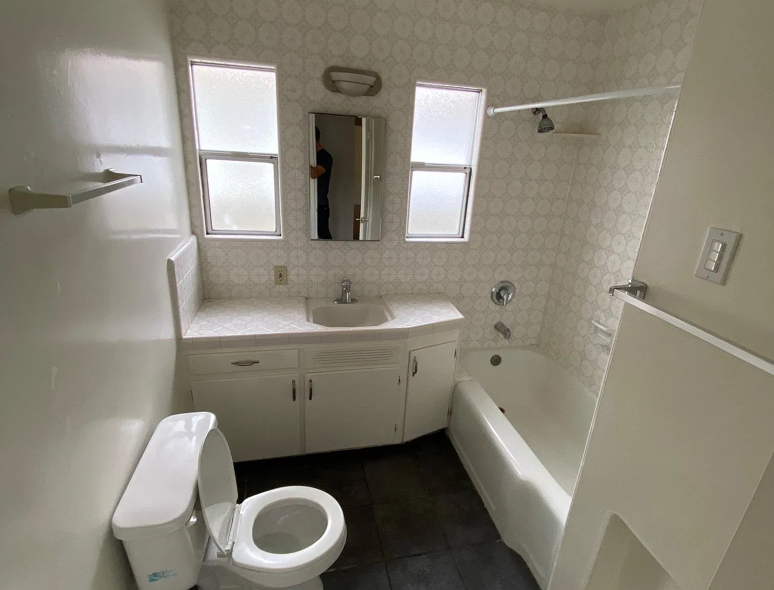 7 bed, 2273 sqft, $9,400 — Photo 3
