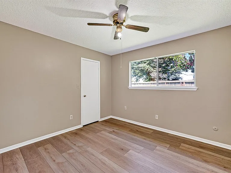 13847 Cherry Hollow Ln — Photo 29