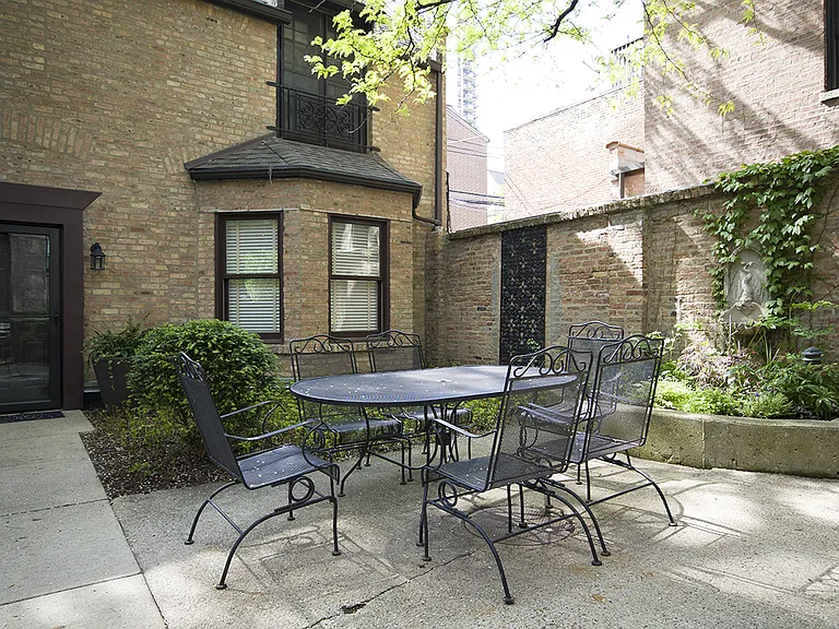 1228 N Dearborn St #2 — Photo 40