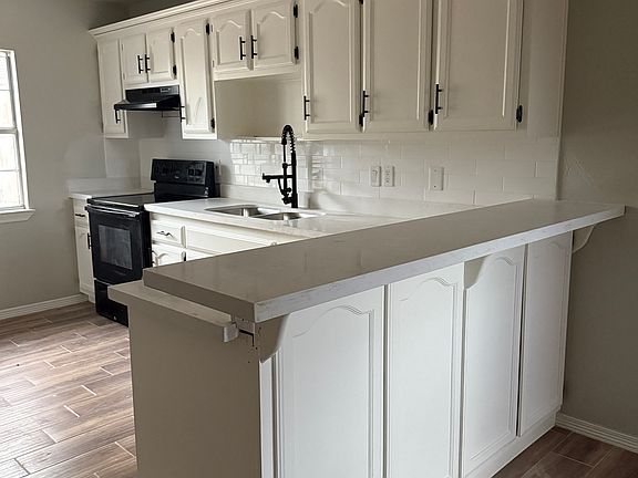 Quartz countertops. Perfect place for stools next to the kitchen, making it a convenient eating area.