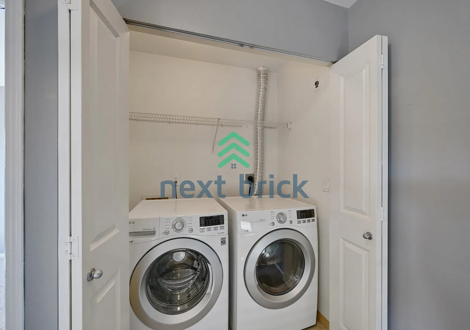 Quiet Townhouse 2 Beds 1.5 Bath Available for Rent! — Photo 3