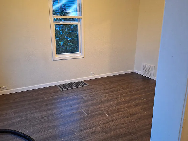 845 Warren St — Photo 7