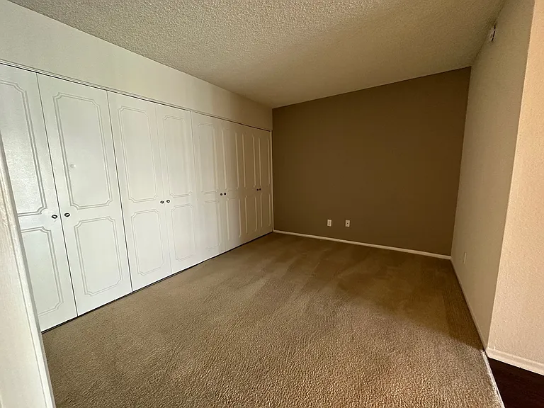 Versailles on the Lake Apartments — Photo 71