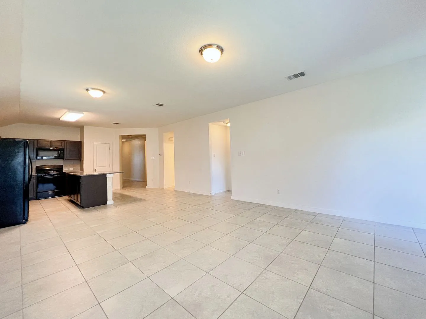 Beautiful 4BR/2BA Home Featuring Granite Kitchen, Walk-In Closets & Fenced Yard — Photo 3