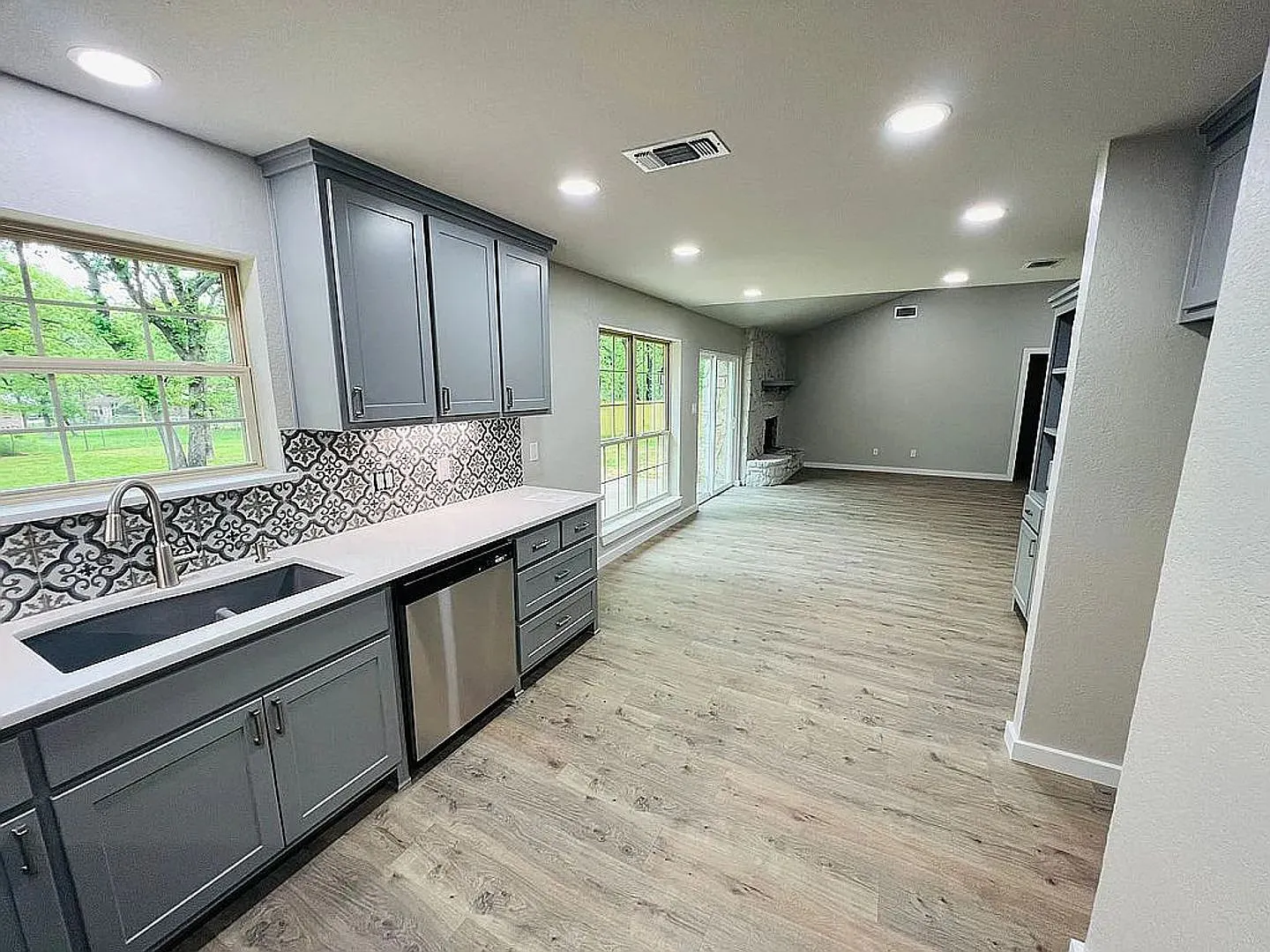 NO HOA - 4/2 Large Privacy Fenced Yard, Acton Side of Granbury — Photo 4