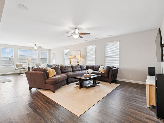 5th image of 827 Clematis Dr