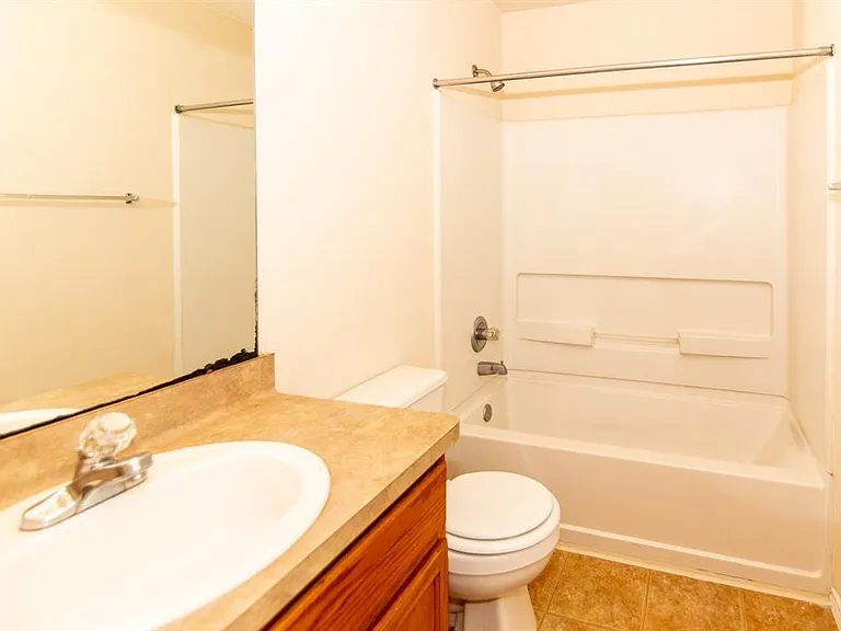 814 Bandon Ln — Photo 8