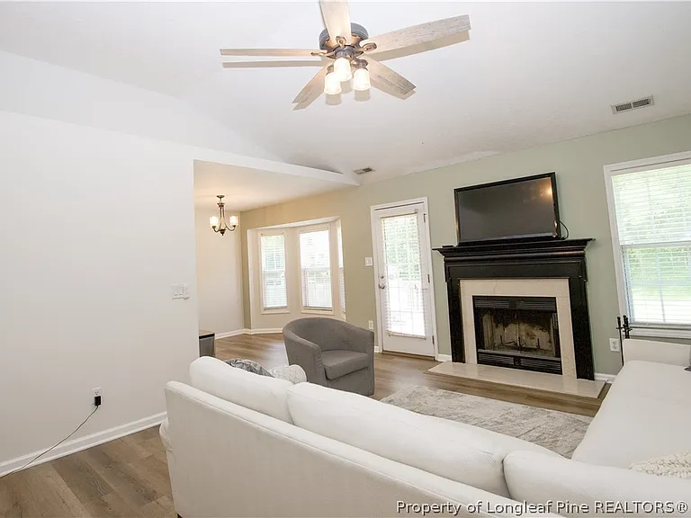 112 Raymond St — Photo 6