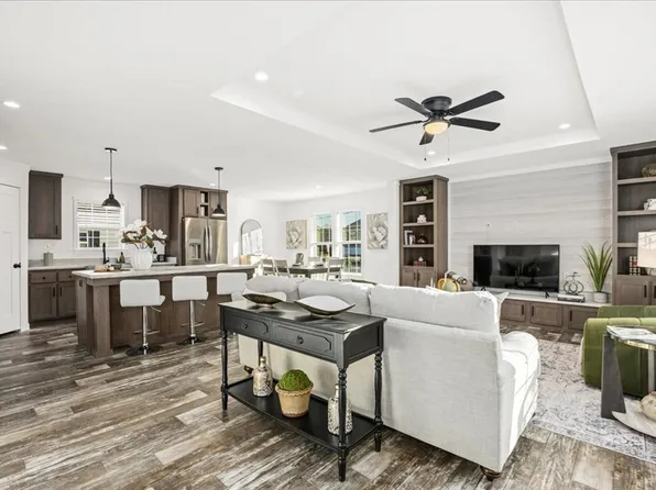 19 Pinrock Dr, Sturbridge, MA 01566