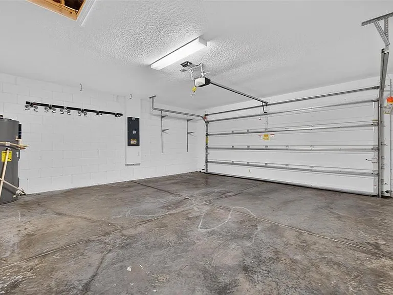 1097 Augustus Dr — Photo 33