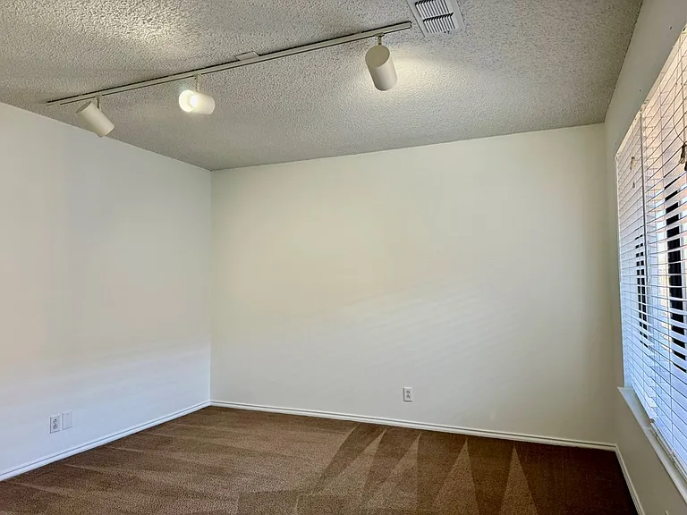 2405 Castleford Rd — Photo 17