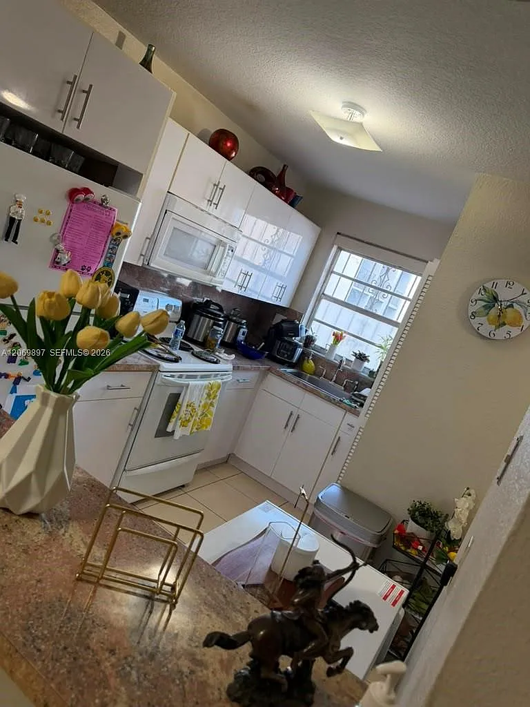 Silver Spring Tower Condo — Photo 2