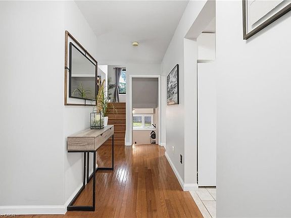 4th image of 6 Woodcroft Cres