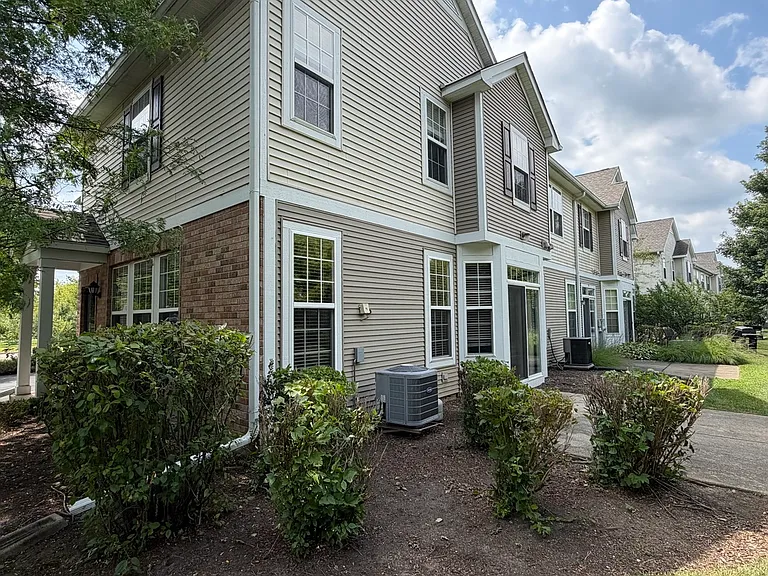 2620 Williamsburg Dr — Photo 2
