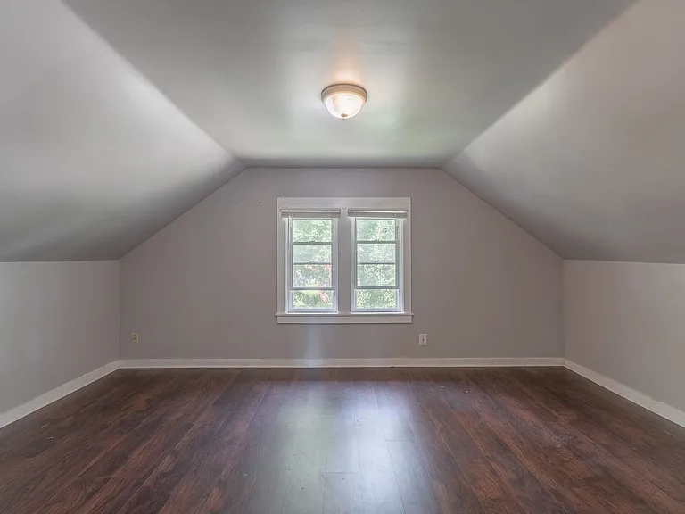 523 E Henry Clay St — Photo 16