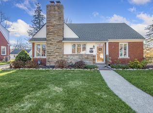 1697 Hawthorne Rd, Grosse Pointe Woods, MI 48236