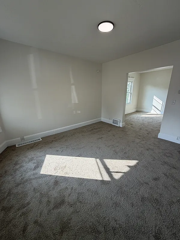 3 bed, 1.0 bath, 1291 sqft, $1,400 — Photo 2