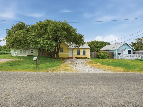 402 E Nopal St, Rockport, TX 78382