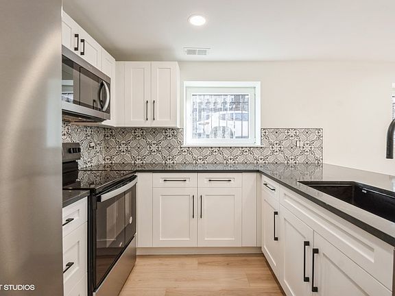 3rd image of 1714 W Balmoral Ave #G