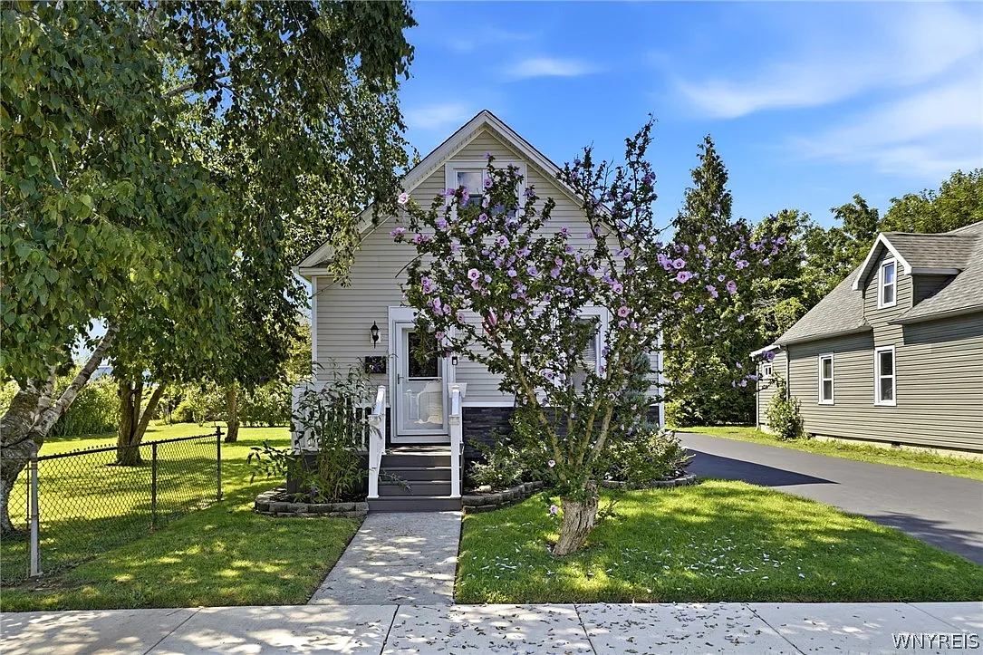 3 bed, 1.5 bath, 1124 sqft, $2,500 — Photo 3