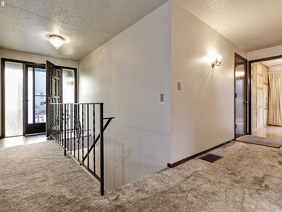 3rd image of 3021 SE Oak St