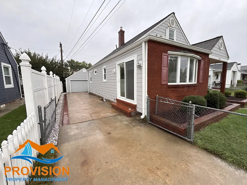 2 bed, 1.5 bath, 1215 sqft, $1,950 — Photo 2