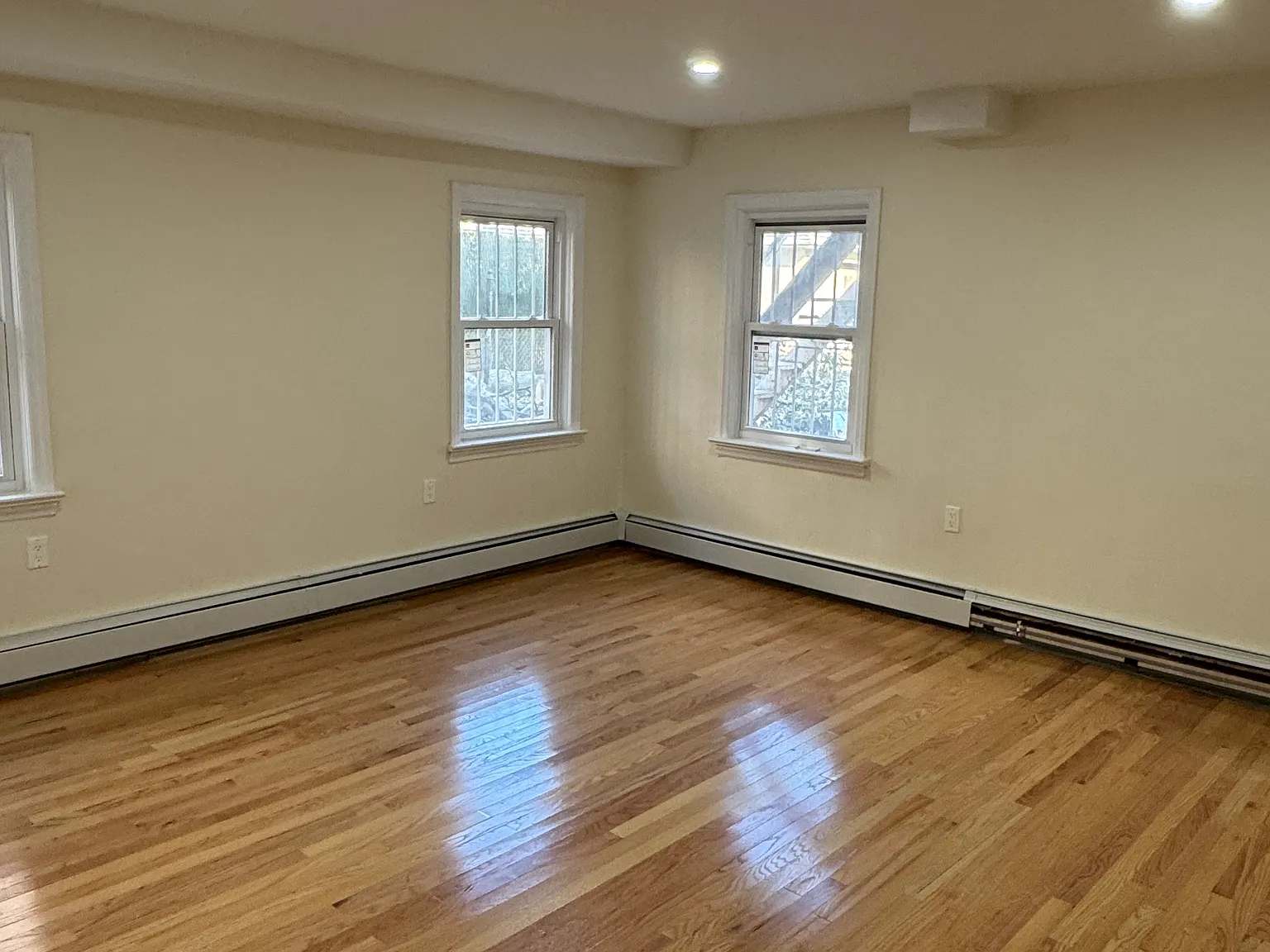 1054 Lydig Ave — Photo 3