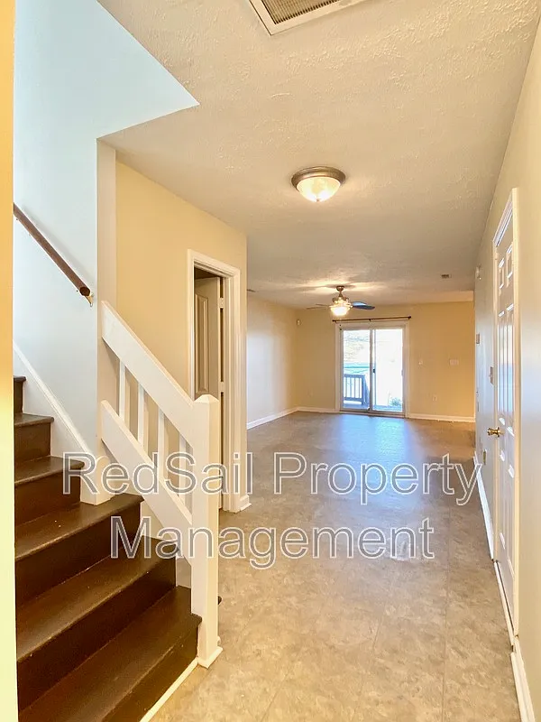 3 bed, 2.5 bath, 1915 sqft, $1,995 — Photo 3