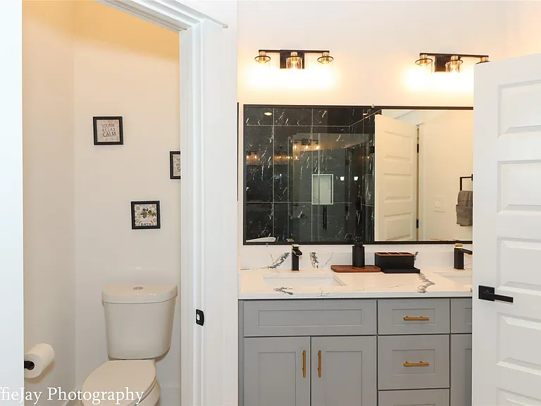 4834 Higgins St #B — Photo 19