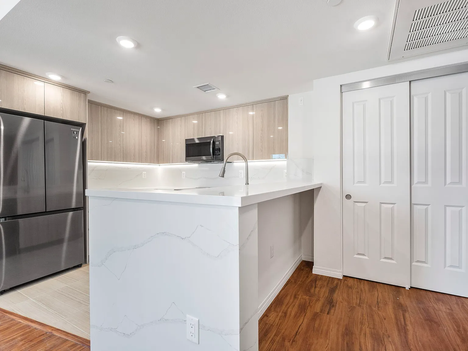 3 bed, 1400 sqft, $4,100 — Photo 2