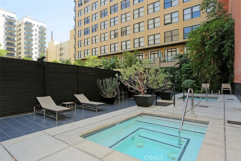 Building Photo - 460 S Spring St #1303