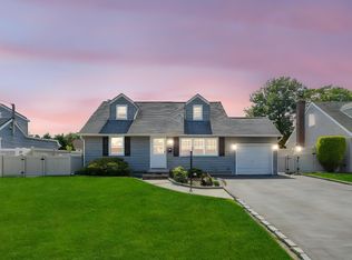 2284 Oxford St, East Meadow, NY