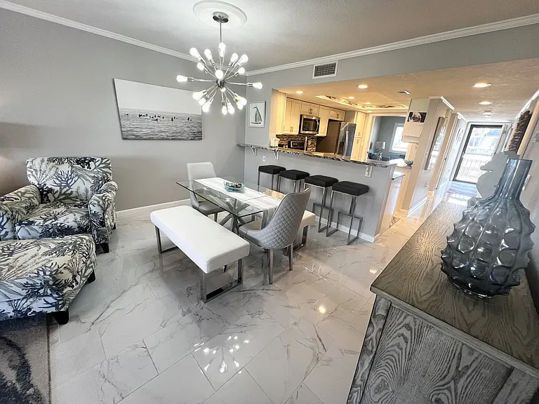 Dining Area with Breakfast Bar