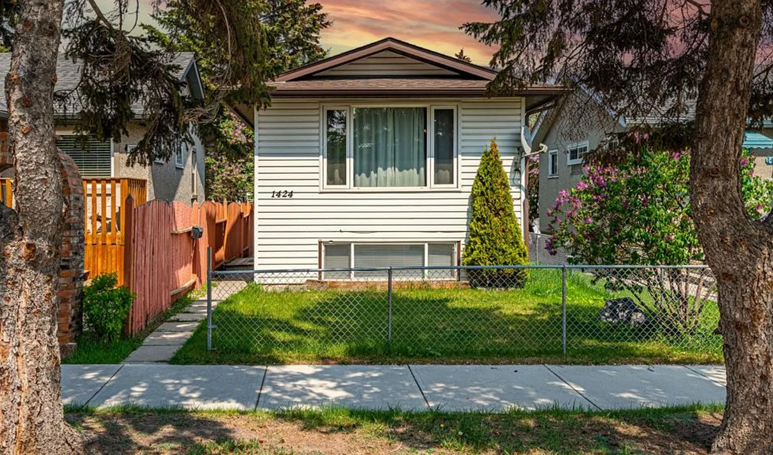 Spacious 2 Bed, 1 Bath Main Floor Home with Garage (IP638A) — Photo 1