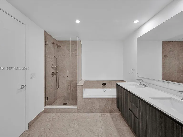 488 NE 18th St #3900 — Photo 15