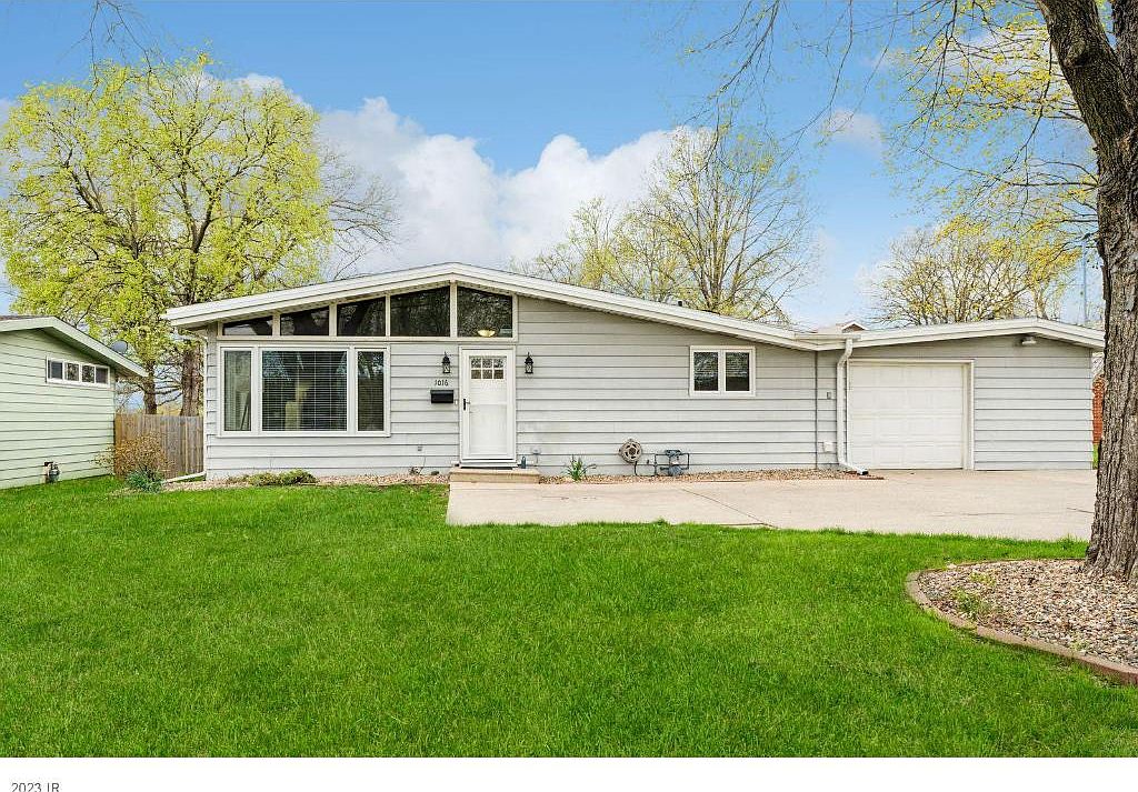 1016 63rd St, Windsor Heights, IA 50324 Zillow