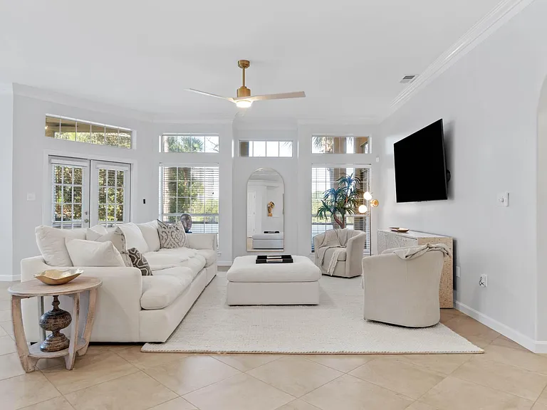 5280 Tivoli Dr — Photo 1