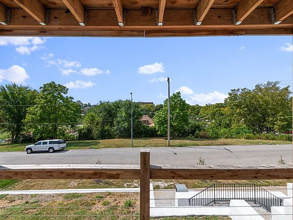 5th image of 3909 Kenwood Ave #12