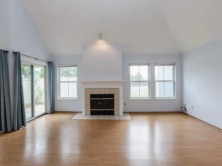 1055 Hull Ln — Photo 6