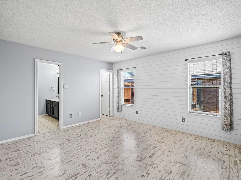 10702 Akron Ave — Photo 15