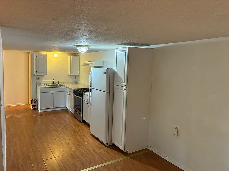 1302 Walnut St #4 — Photo 3